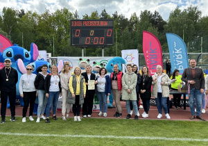 55 Pracownicy przedszkola pozują z medalami i dyplomem.