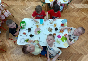 Zdjęcie chłopców szykujących kanapki.