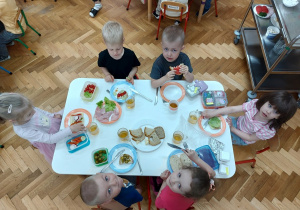 Dzieci szykują zdrowe kanapki.