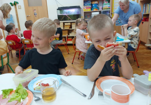 Dzieci próbują przygotowanych kanapek.