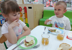 Dumne z wykonanego zadania przedszkolaki oglądają kanapki.