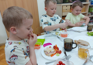 Chłopcy degustują kanapki.