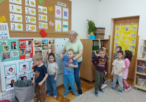ieci szukaja na sali kolorowych kopert przygotowanych przez nauczyciela.