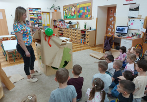 Nauczycielka prezentuje dzieciom kryjówkę ciszy.