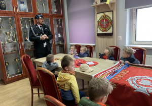 01 Grupa Maluszków w sali tradycji Ochotniczej Straży Pożarnej w Łękińsku
