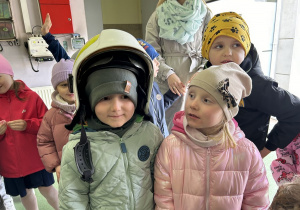 13 Przymierzamy hełmy