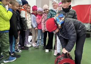07 Chłopiec kręci syreną