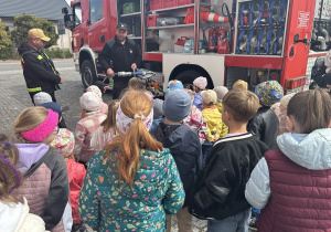 10 Dzieci oglądają sprzęt strażacki