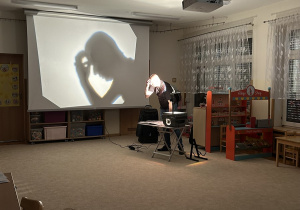 03 Aktor rzuca cień na ekranie projekcyjnym