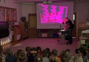 09 Na ekranie pojawiają się cienie na tle różowym