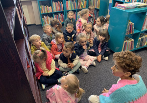 04. Dzieci dowiadują się na czym polega praca pani bibliotekarki.