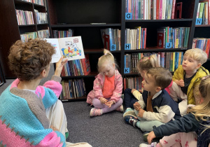 05. Pani bibliotekarka czyta dzieciom bajkę Kicia Kocia.