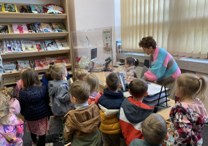14. Dziewczynka z biurkiem pani bibliotekarki.