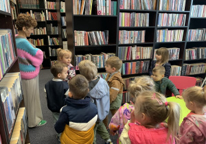 16. Dzieci oglądaja całą bibliotekę.