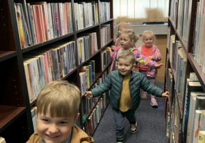 18. Oglądanie księgozbioru biblioteki gminnej.