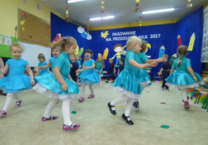 W przedszkolu tańczymy w rytm muzyki i słuchamy poleceń...