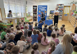 01 Pani Dyrektor przedstawia gościa