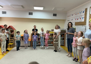 02. Dzieci z rodzicami skaczą.