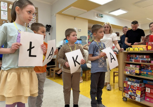 08. Dzieci układają wyraz z liter..