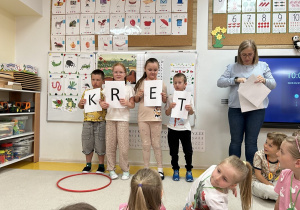 11. Dzieci układają wyraz z liter..
