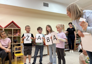12.Dzieci układają wyraz z liter..