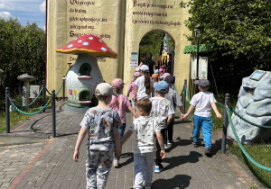 Dzieci idą do krainy bajek.