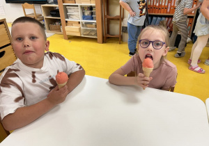 07. Dzieci jedzą lody.