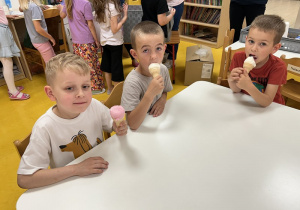 08. Dzieci jedzą lody.