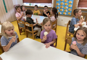 09. Dzieci jedzą lody.