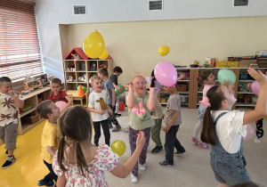 25. Dzieci tańczą z balonami.
