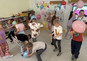 26. Dzieci tańczą z balonami.
