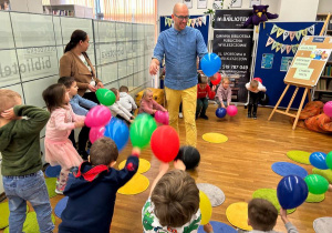 Dzieci trzymają balony.