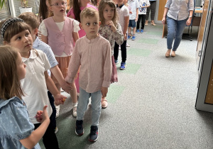 Dzieci odwiedzają pracowników Urzędu Gminy