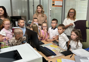 Dzieci słuchają o pracy urzędnika