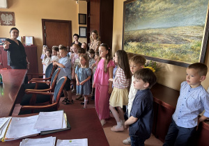 Przedszkolaki zwiedzają gabinet Wójta Gminy Kleszczów