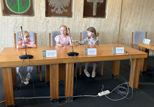Przedszkolaki oglądają wyposażenie sali obrad.