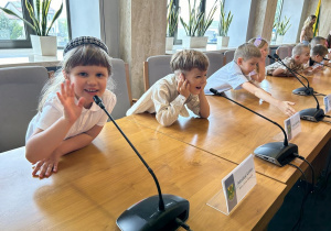 Słoneczka słuchają o pracy urzędnika.