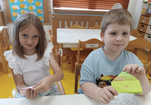 Dzieci pokazują swoje portfele