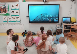 Dzieci ogladają film edukacyjny