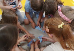 Dzieci układają puzzle