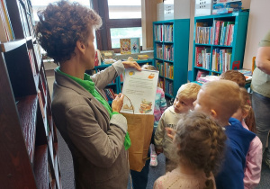 Pani bibliotekarka ogląda podziękowanie.