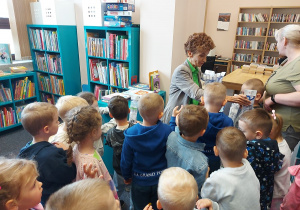 Pani wręcza przedszkolakom upominki.