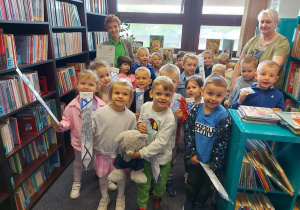 Przedszkolaki wraz z panią bibliotekarką pozują do zdjęcia.
