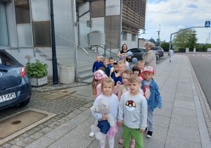 Przedszkolaki z misiem Szarusiem wracają do przedszkola.