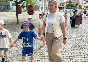 01. Dzieci wchodzą na piknik.