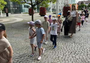 02. Dzieci idą na piknik.