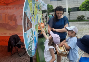 07. Dziewczynka kręci kołem.