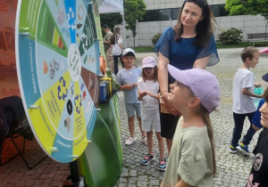 09. Dziewczynka kręci kołem.
