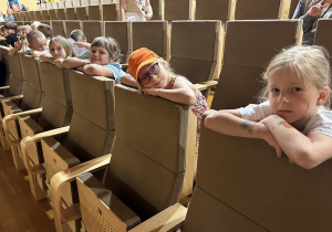 10. Dzieci siedzą na fotelach.