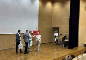 13. Pani Dyrektor odbiera nagrody.